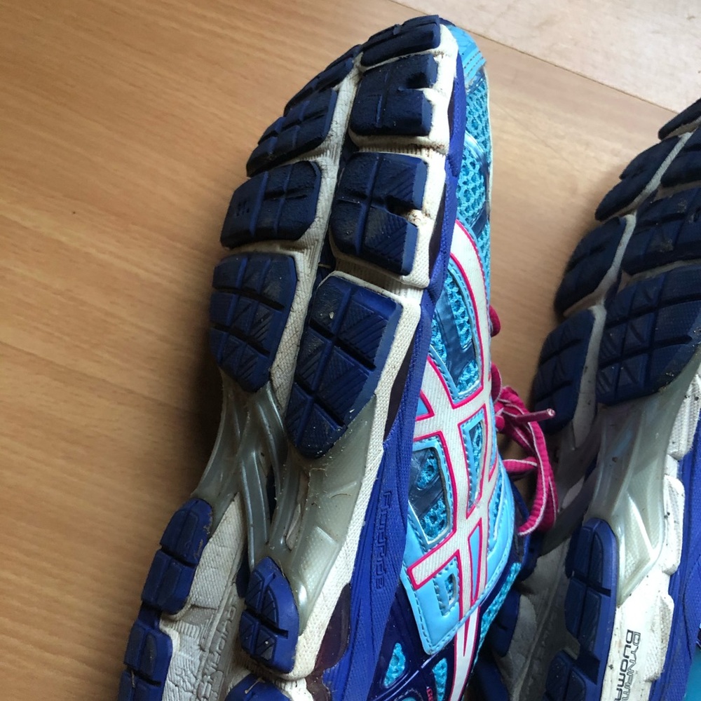 Woman’s ASICS running shoe - Picture 4 of 4